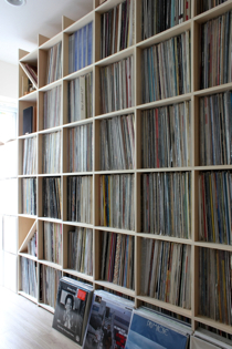 作業スペースのレコード棚