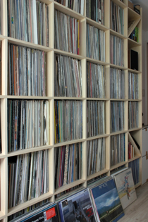 作業スペースのレコード棚
