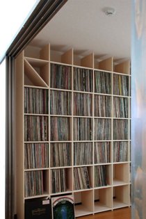趣味のための部屋のレコード棚